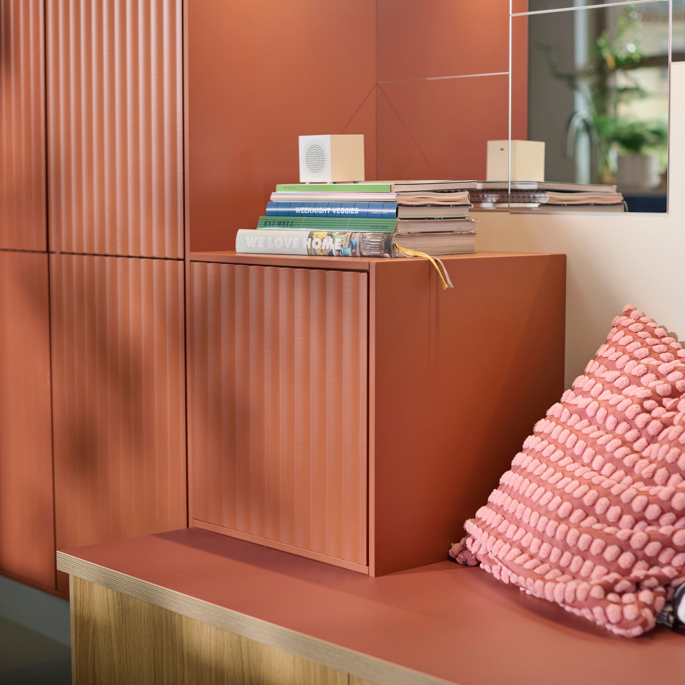 A kitchen has a seating arrangement made of METOD top cabinets, a red-brown worktop, TERRSJÖ accent doors and SINARP fronts.