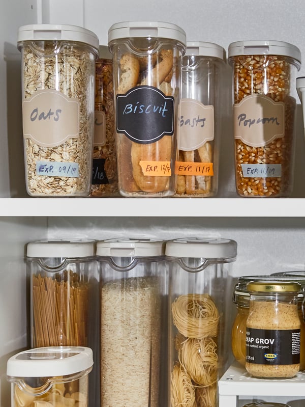 Gambar dekat para dengan balang makanan kering berpenutup 365+ yang mengandungi oat, biskut, bertih jagung dan bijirin.