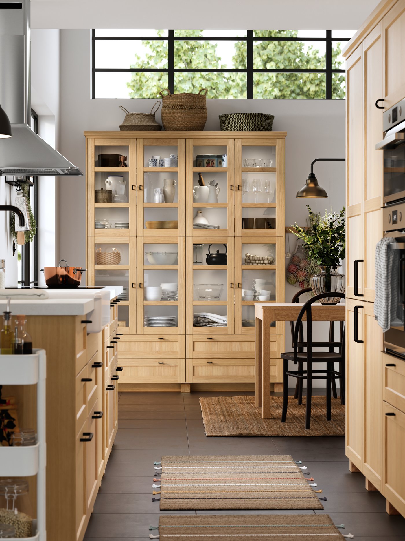 A kitchen with oak FORSBACKA kitchen fronts.