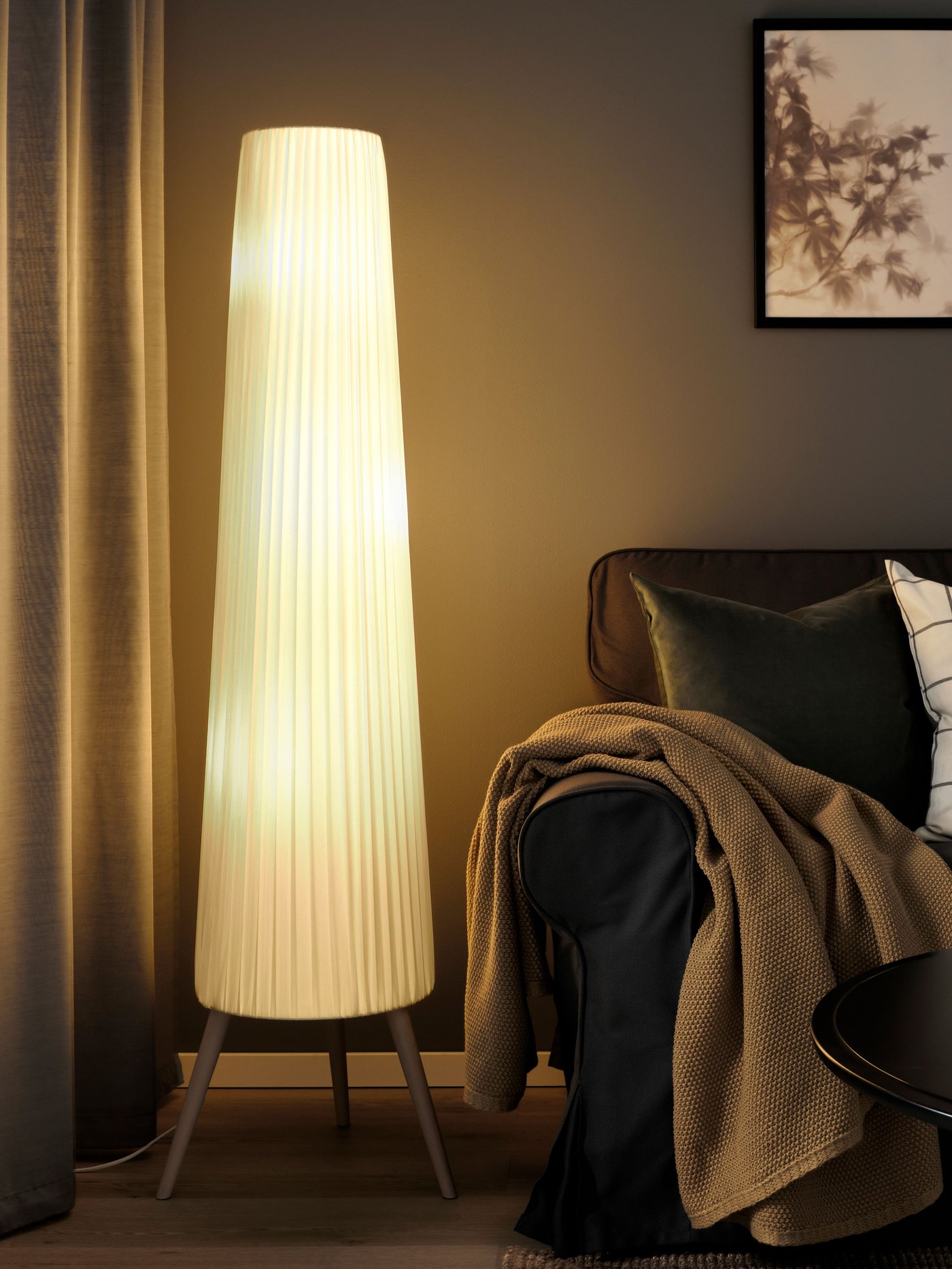 A beech/white ÖKENSAND floor lamp in the living room