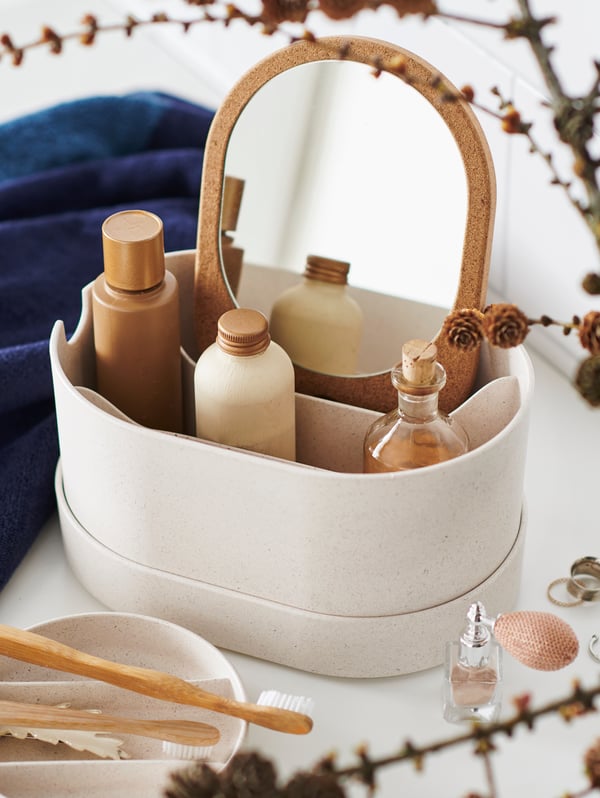 Une boîte SAXBORGA ouverte avec des bouteilles et un miroir à l’intérieur.