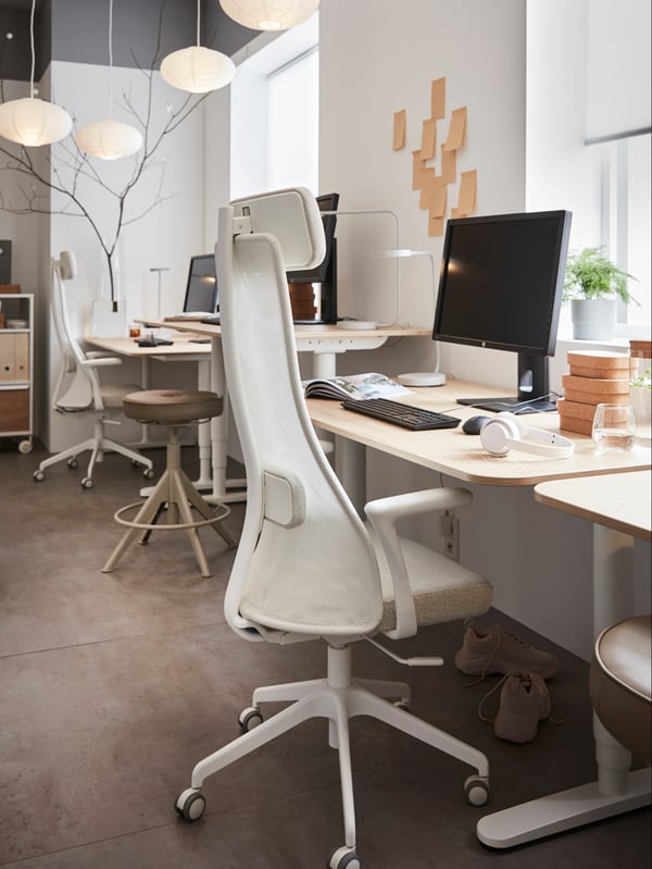 A Grann white JÄRVFJÄLLET office chair with armrests in the home office