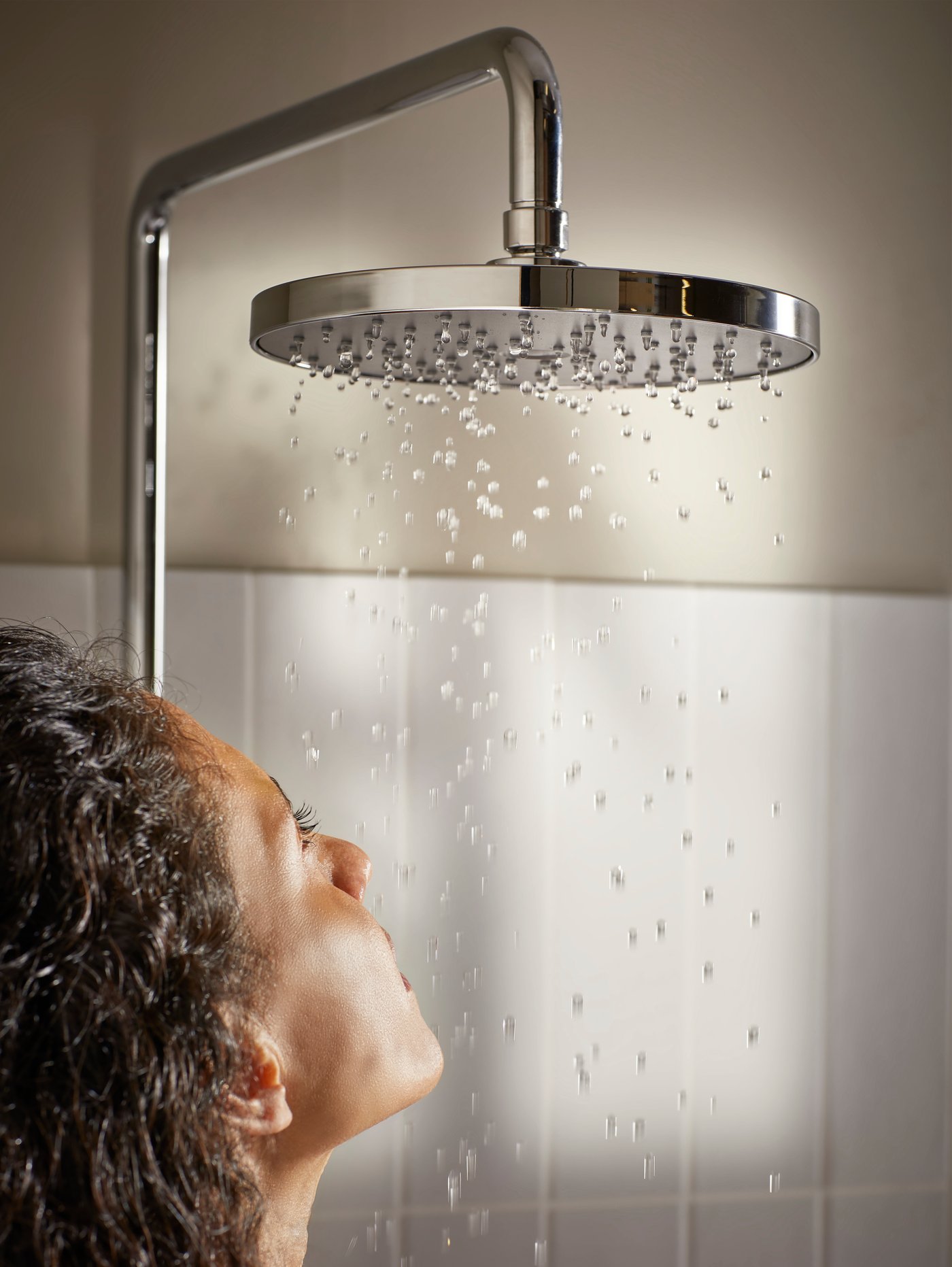 Un kit de douchette/pomme de douche BROGRUND chromé avec inverseur dans la salle de bain