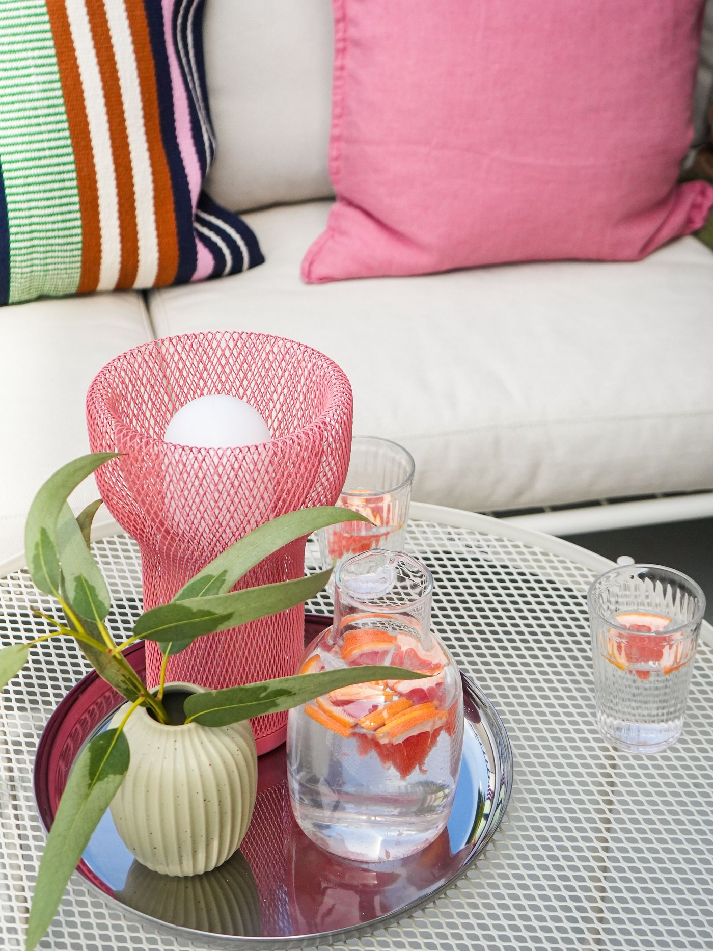 A battery-operated mesh/outdoor pink SOLVINDEN LED decoration lighting outside