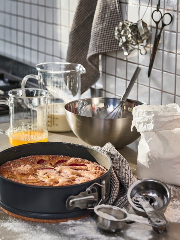 Tamnosivi STRANDFLY podesivi kalup za pečenje s pitom na kuhinjskoj radnoj ploči.