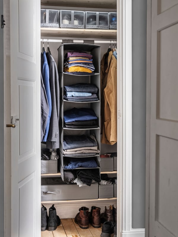 Eine dunkelgraue SKUBB-Aufbewahrungsbox im Kleiderschrank