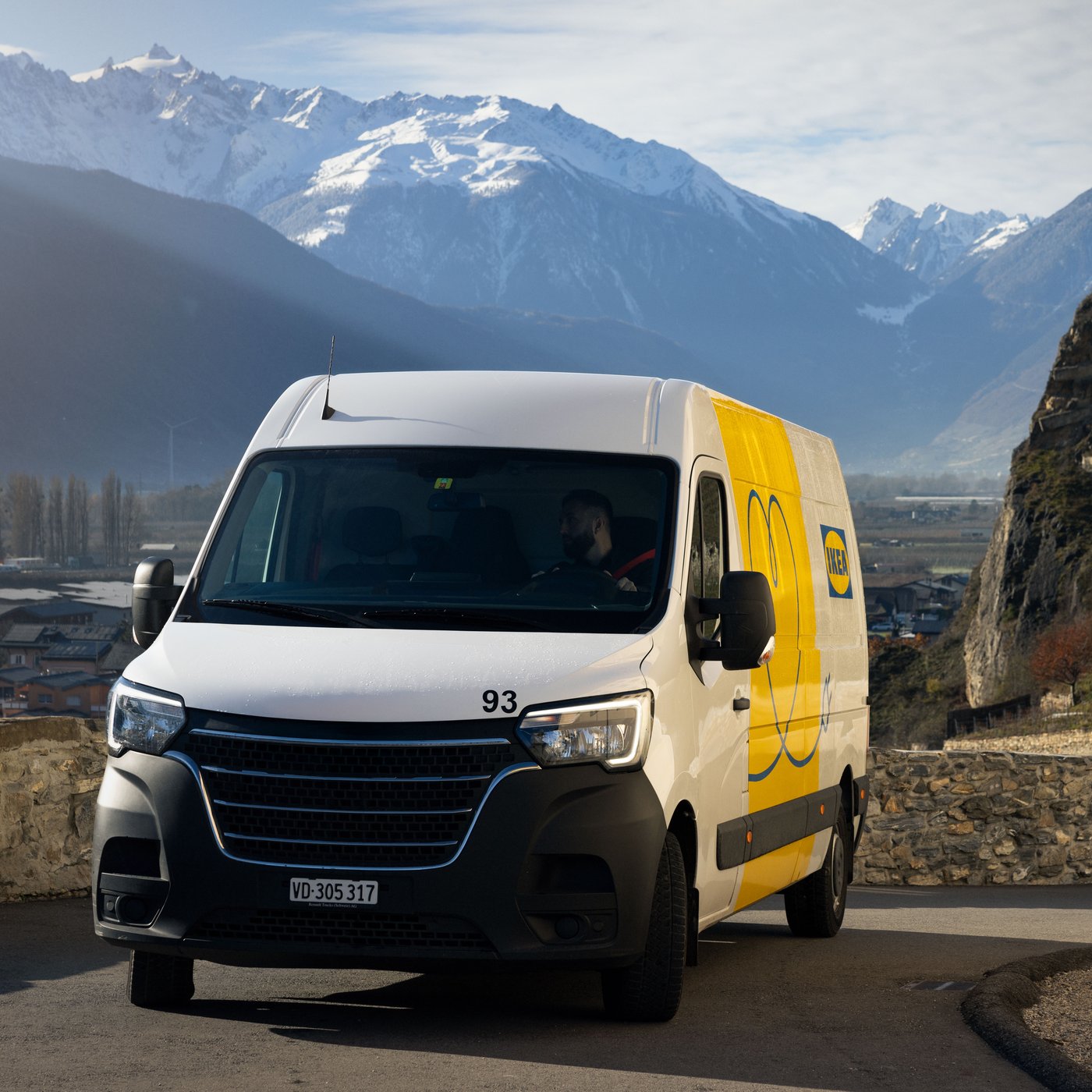 Ein Miet-Transporter von IKEA vor einer Berglandschaft in der Schweiz.