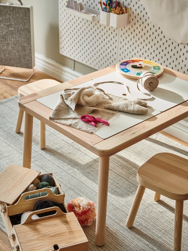 Una mesa infantil FLISAT sobre una alfombra 