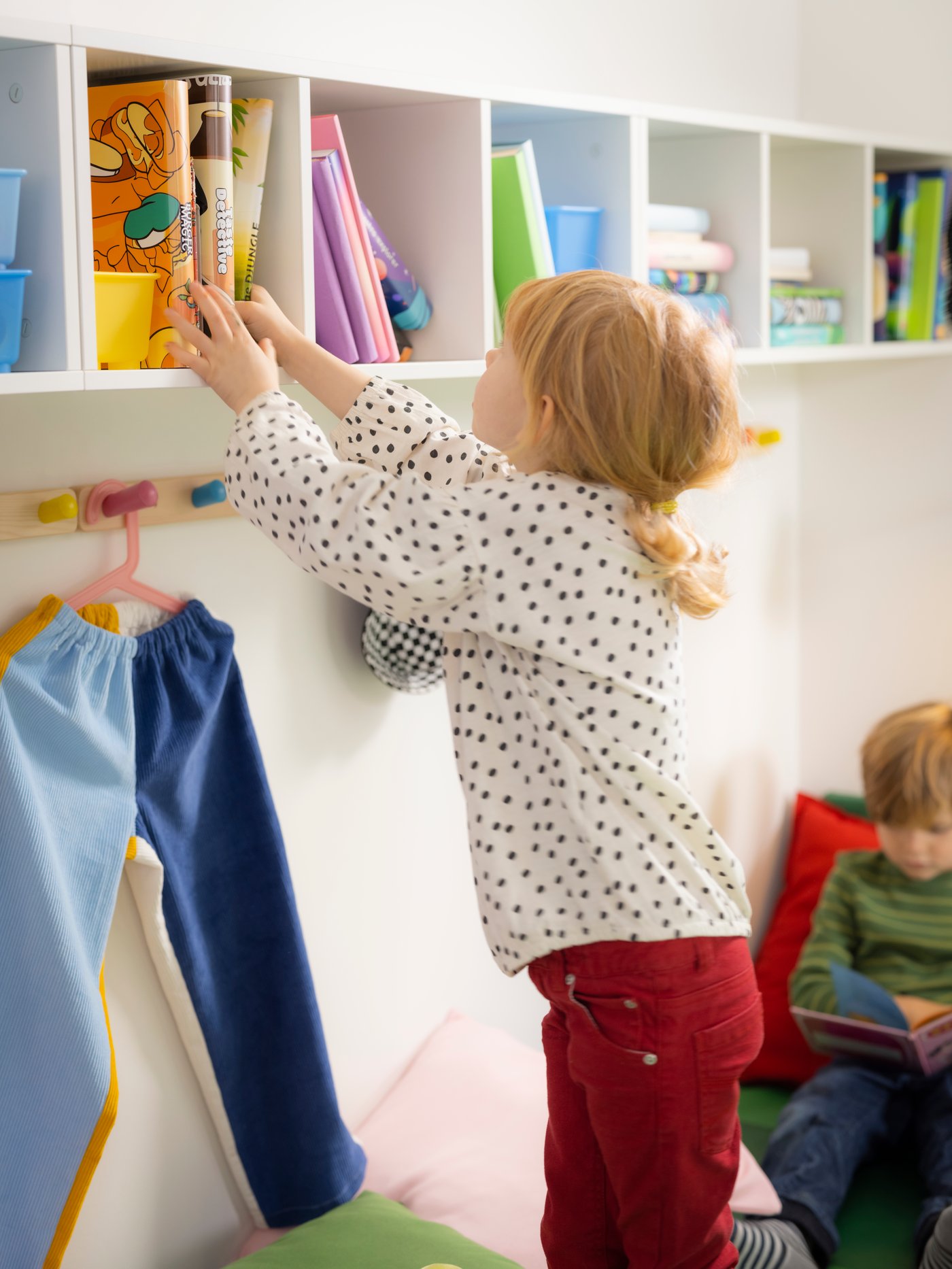 Étagère SMÅGÖRA blanche dans une chambre d’enfant.