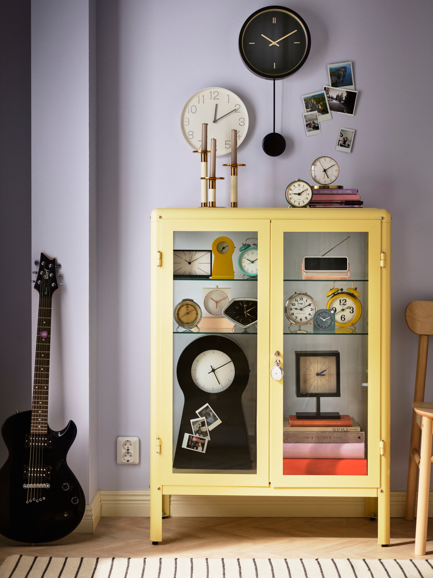 A black STURSK wall clock in the living room