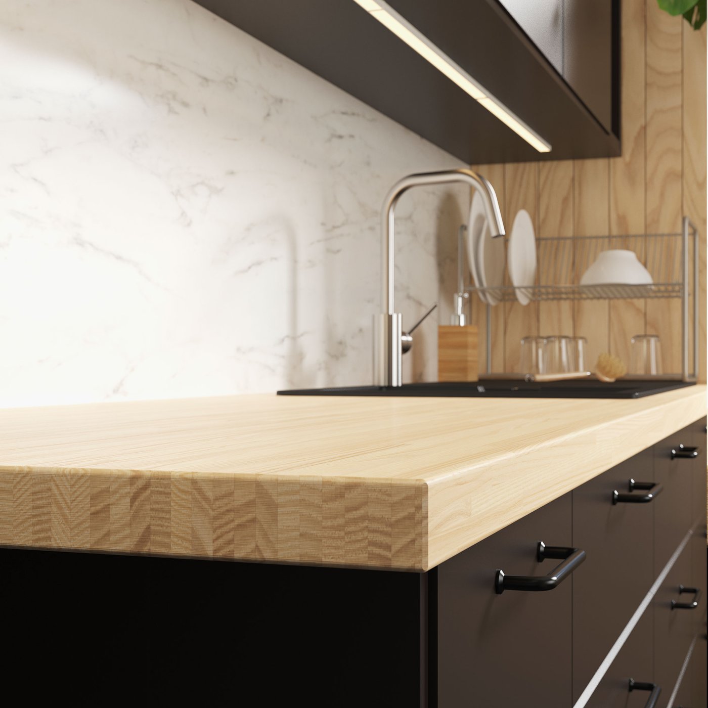 Detalle de una cubierta de madera IKEA de tonos claros, con cantos redondeados sobre un mueble de tono oscuro.