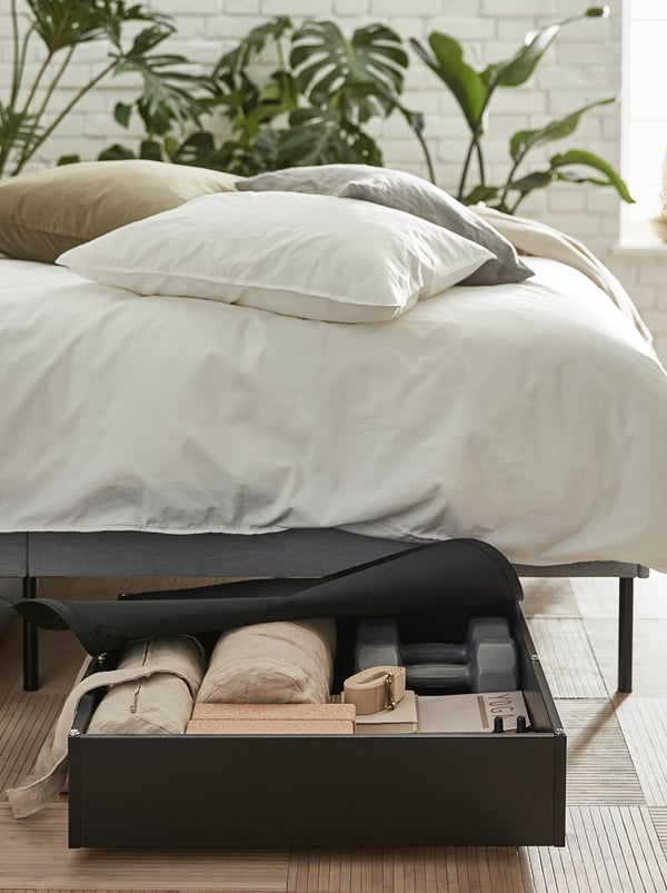 A white ÄNGSLILJA duvet cover and 2 pillowcases in the bedroom