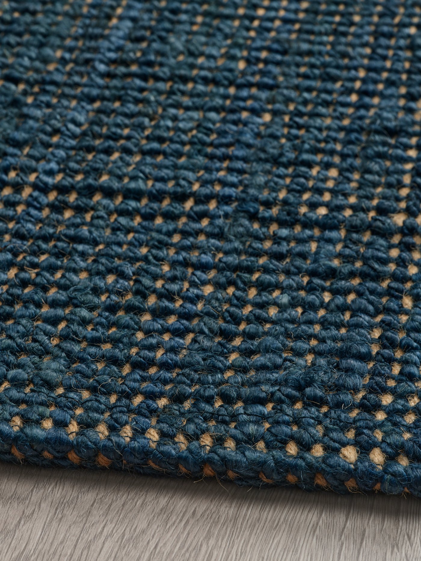 Una alfombra LANDBANA de tejido plano color azul oscuro.