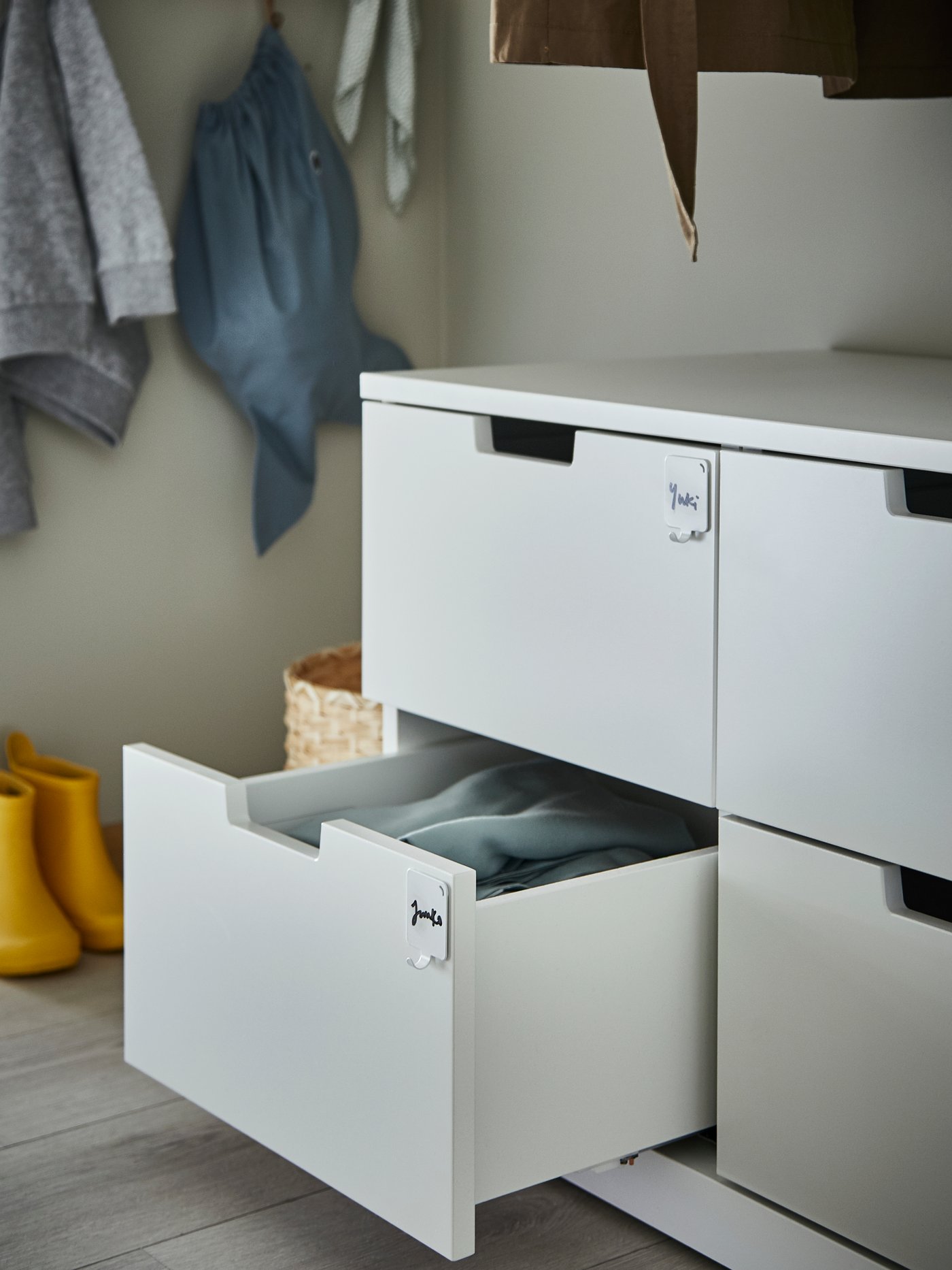 В прихожей — белый комод NORDLI с 6 ящиками.
