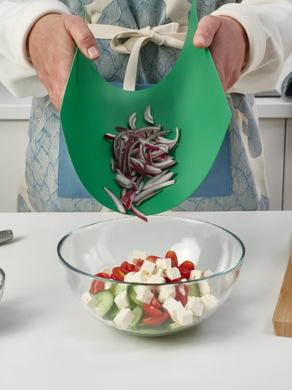 A green/bright green FINFÖRDELA bendable chopping board