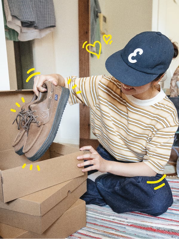 A person placing shoes in VATTENTRÅG boxes.