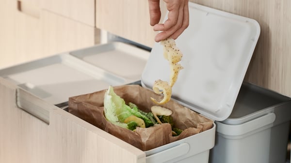 A light grey HÅLLBAR bin with lid in the kitchen