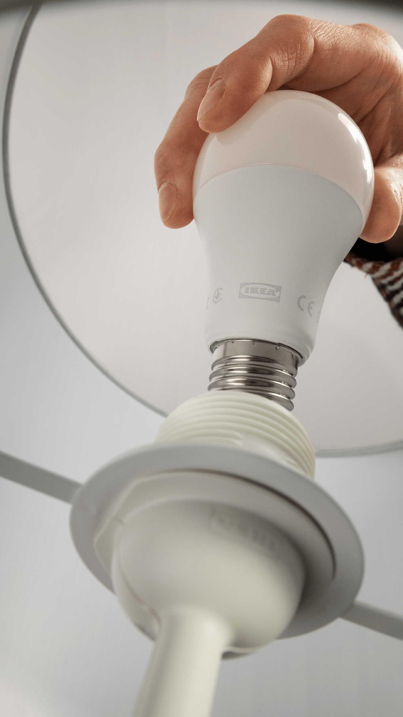 A globe opal white SOLHETTA LED bulb E27 470 lumen