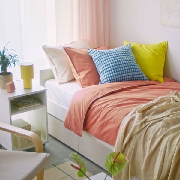 A dimmable/yellow SPETSBOJ table lamp