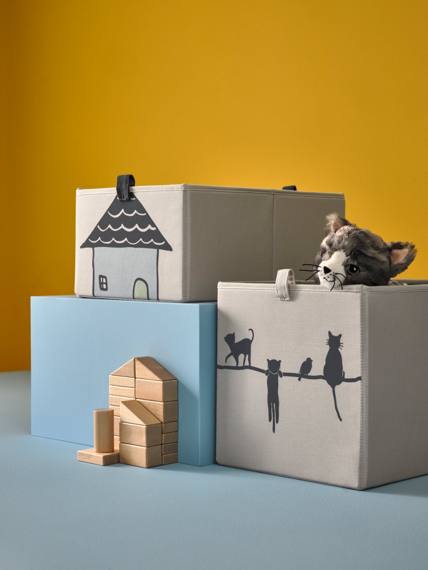 Cajas de almacenamiento BARNDRÖM con ilustraciones decorativas para habitación infantil.