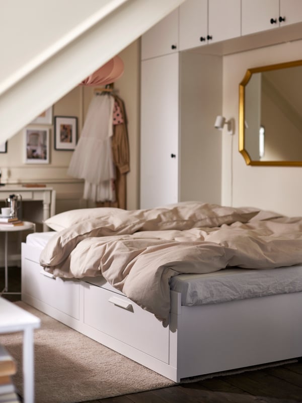 A light grey-beige ÄNGSLILJA duvet cover and pillowcase in the bedroom