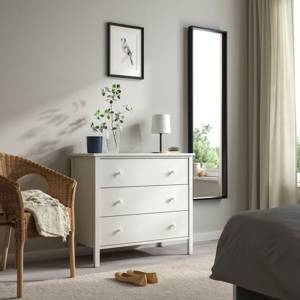 A white KNARDRUP rug, low pile in the bedroom