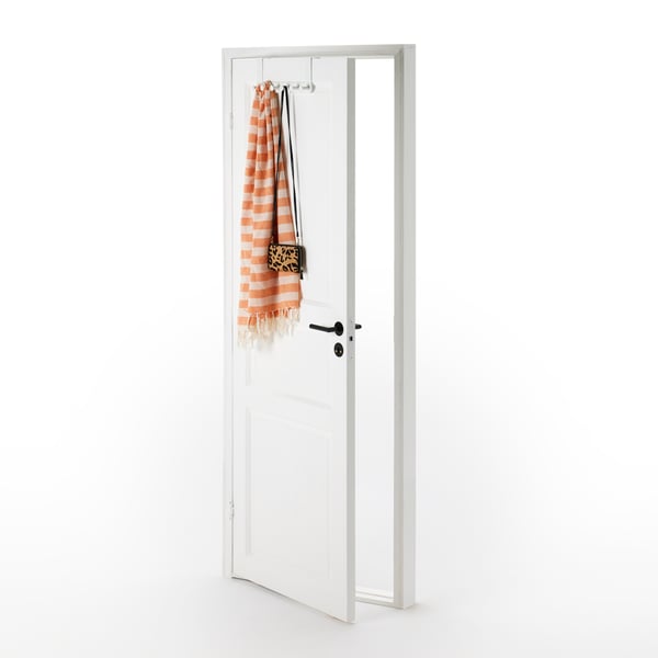 Una porta bianca è leggermente aperta. Sul bordo superiore è installato un appendiabiti ENUDDEN contenente vari accessori.
