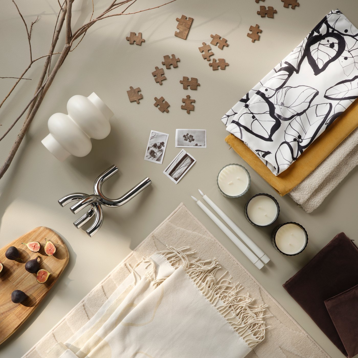 PERSIKOTRÄD/ペルシコトレード ブランケット、TOFSTÄRNA/トフステルナ アロマキャンドル、PÄRLHÄGG/パールヘッグ 花瓶、パズルのピースがベージュの背景の上にディスプレイされたムードボード。