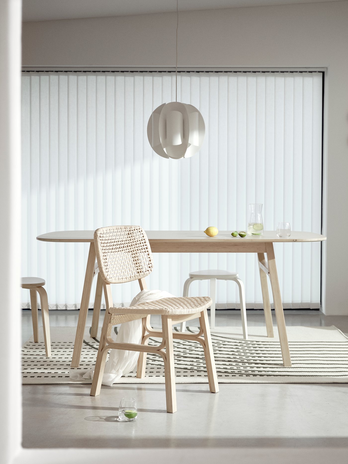A light bamboo VOXLÖV chair in the dining room 