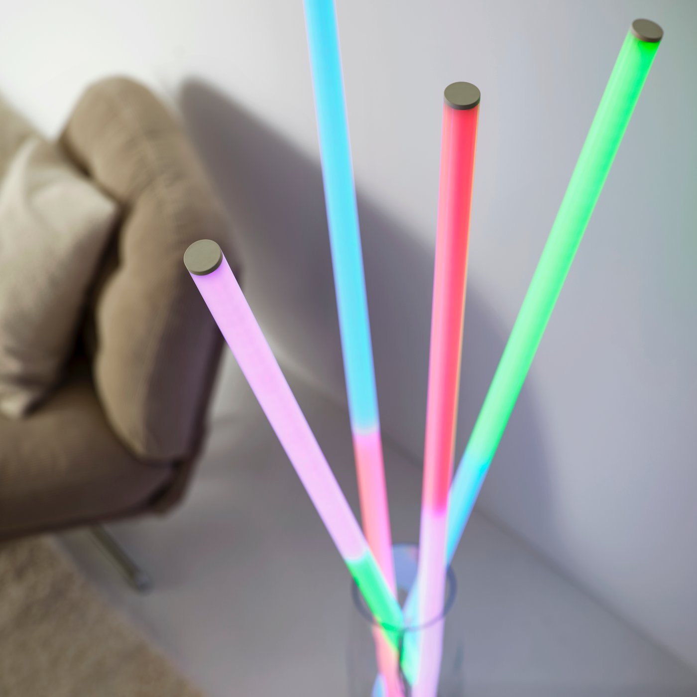 Četiri FÖRLIG LED podne/zidne lampe u staklenoj vazi, a svaka lampa svetli u dve različite boje.