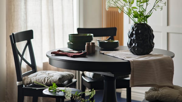 Ein Esszimmer mit schwarzen ROSENTORP Esszimmermöbeln