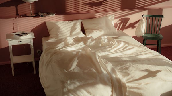 Una funda nórdica y una funda de almohada DYTÅG blancas.