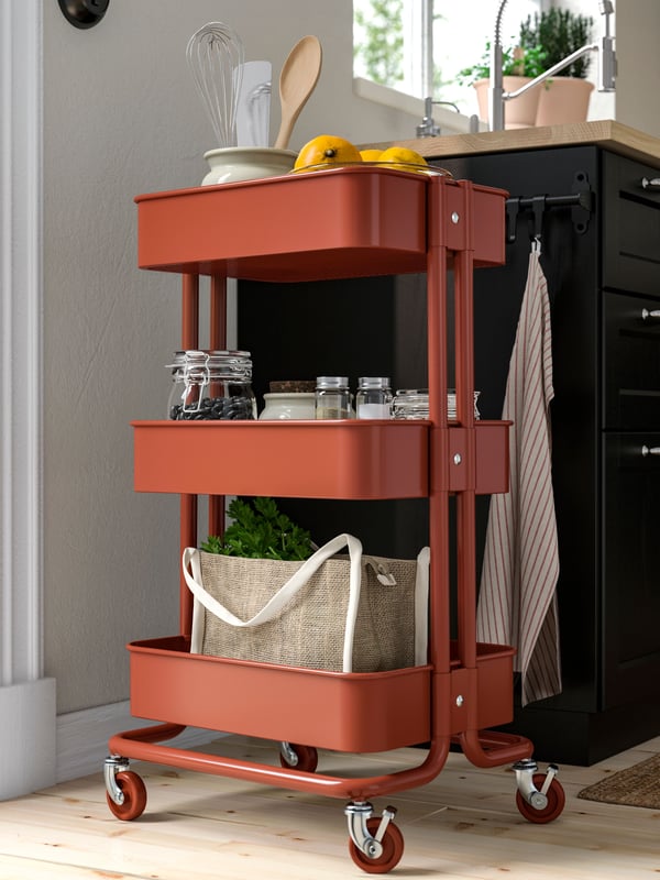 A red-brown RÅSKOG trolley in the kitchen