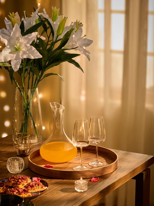 A clear glass DYRGRIP red wine glass in the dining room