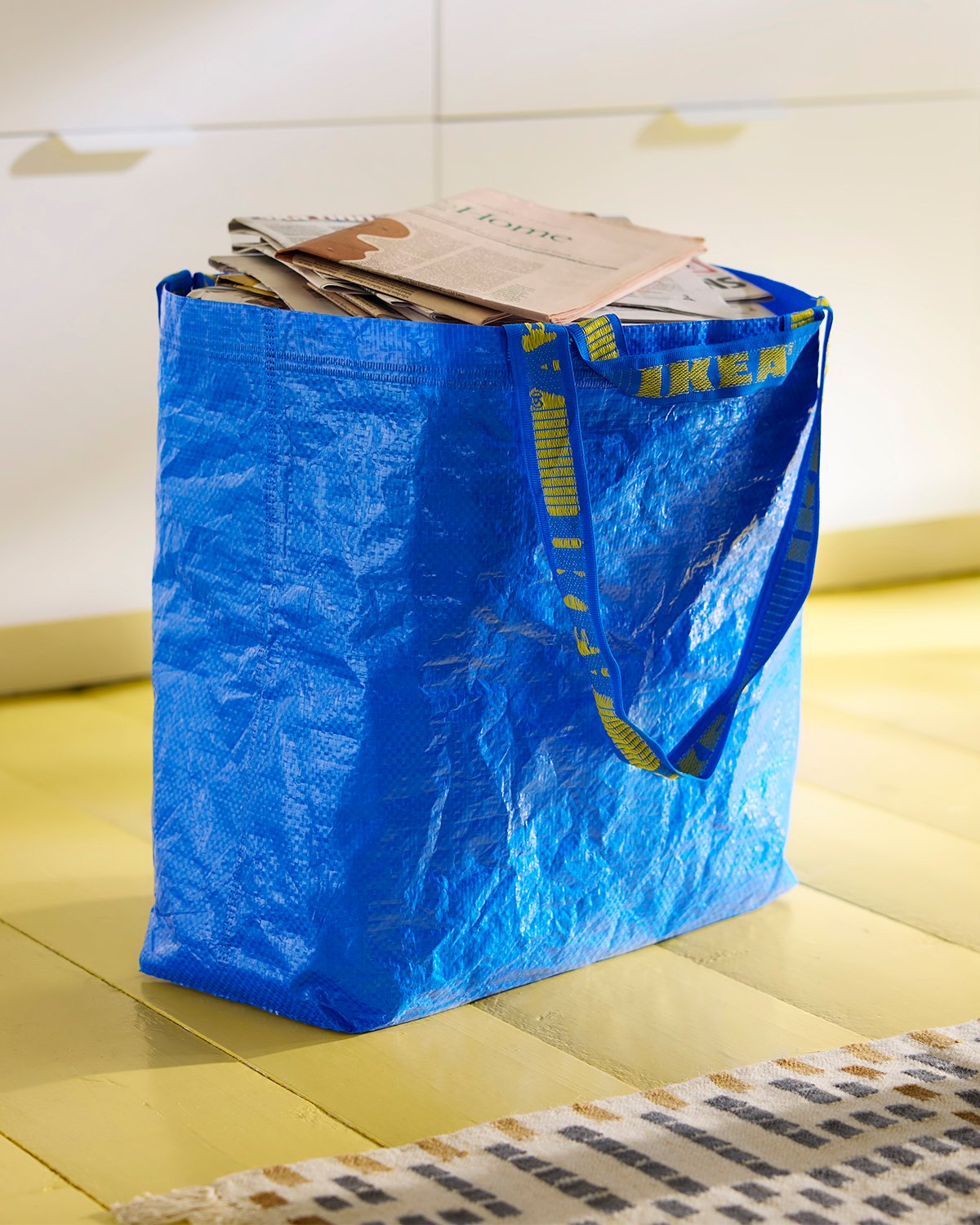 A blue FRAKTA carrier bag, medium