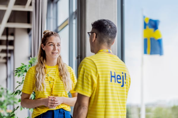 Deux employés d'IKEA discutent dans le magasin IKEA.