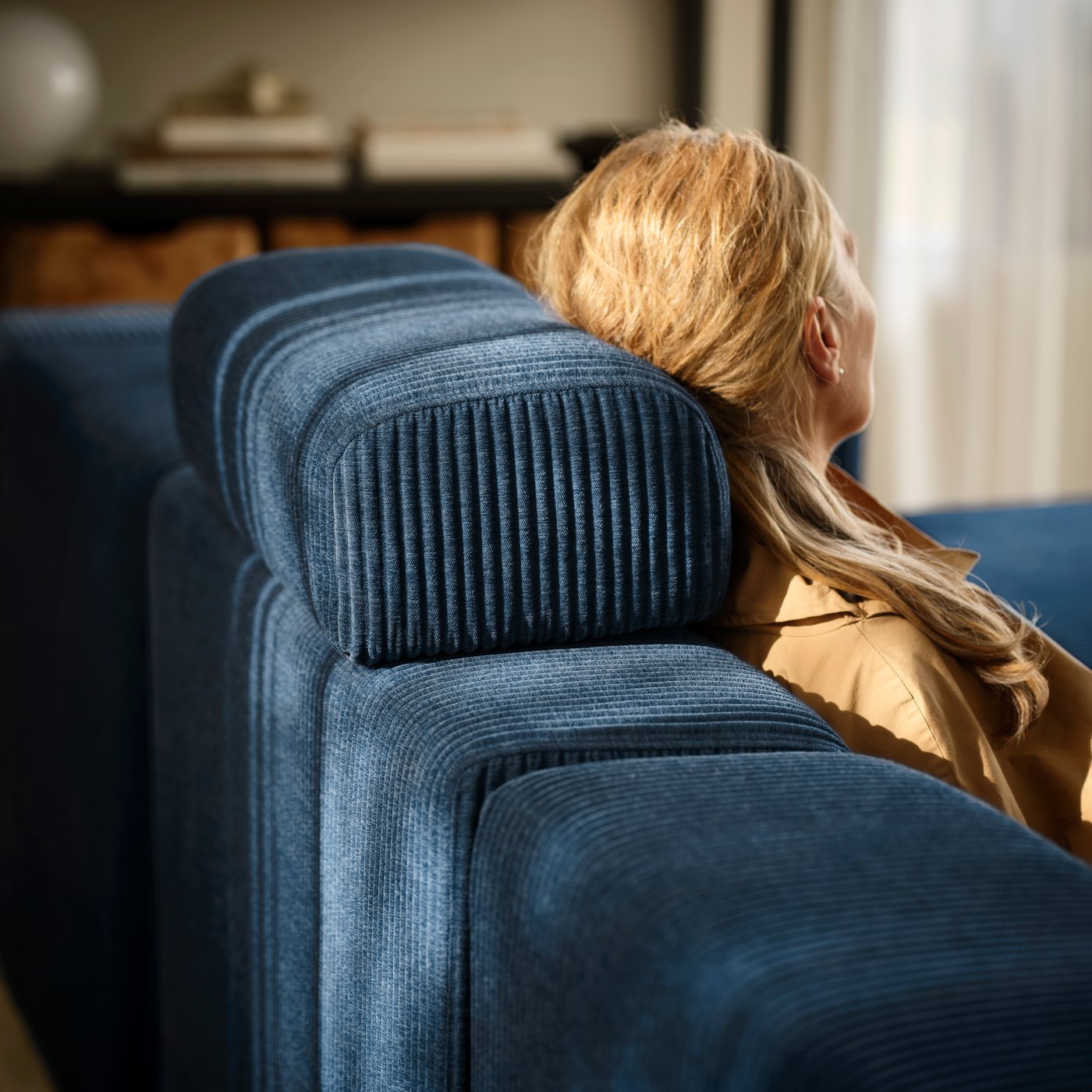Desna Samsala tamnoplava JÄTTEBO modularna sofa s 4 sedišta i lenjivcem u dnevnoj sobi