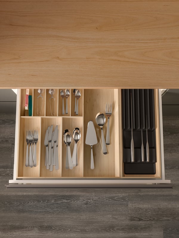 A light bamboo UPPDATERA utensil tray