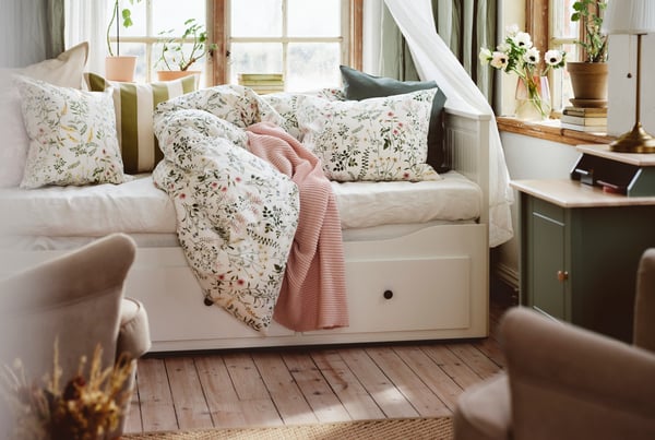 A white/floral pattern TIMJANSMOTT duvet cover and pillowcase in the bedroom