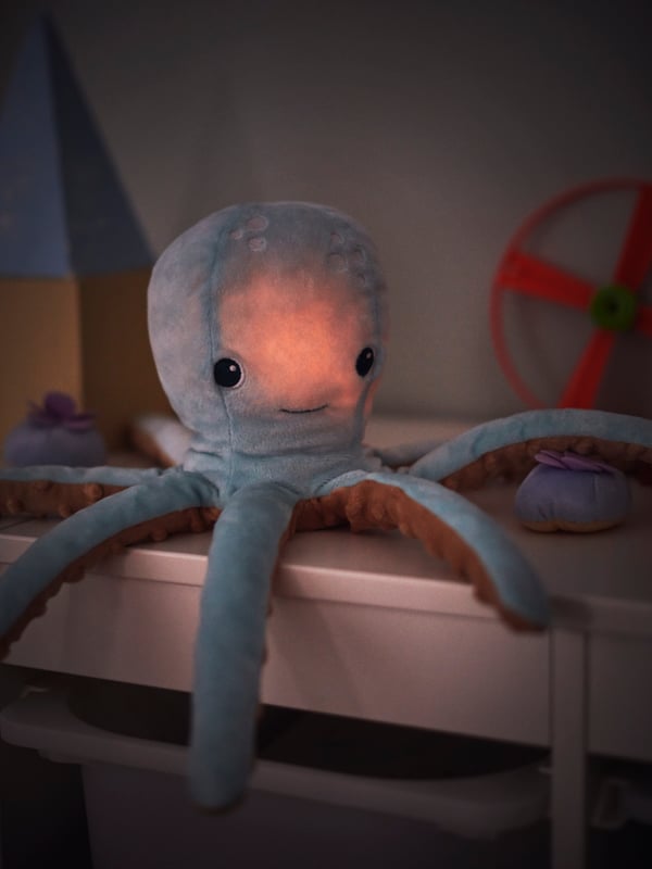 A turquoise octopus/battery-operated BLÅVINGAD soft toy with LED night light