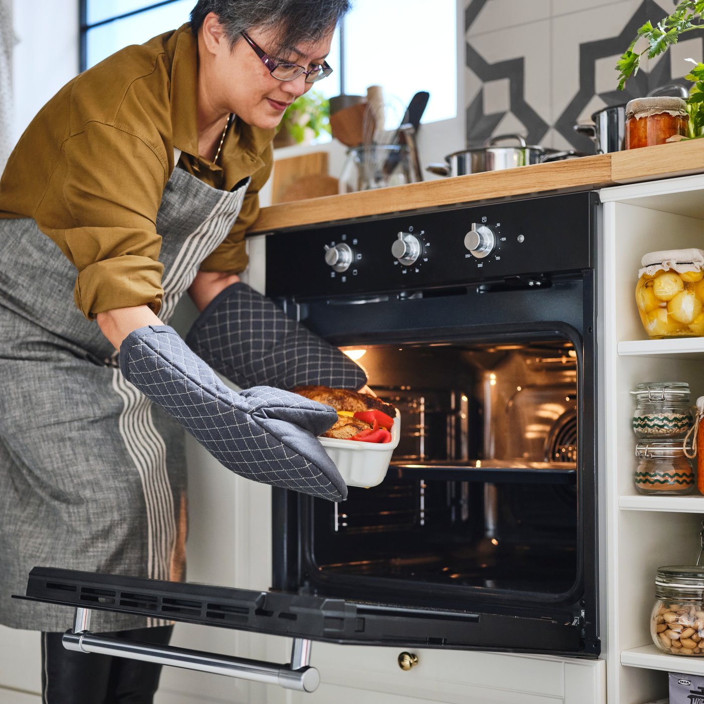 A grey MARIATHERES oven glove