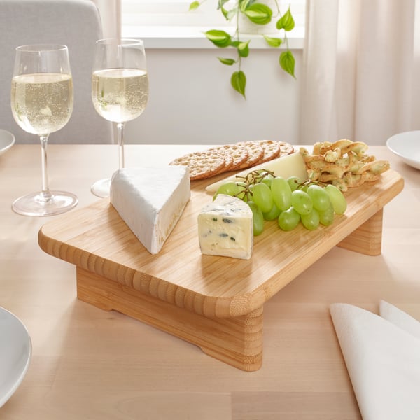 A bamboo STOLTHET chopping board
