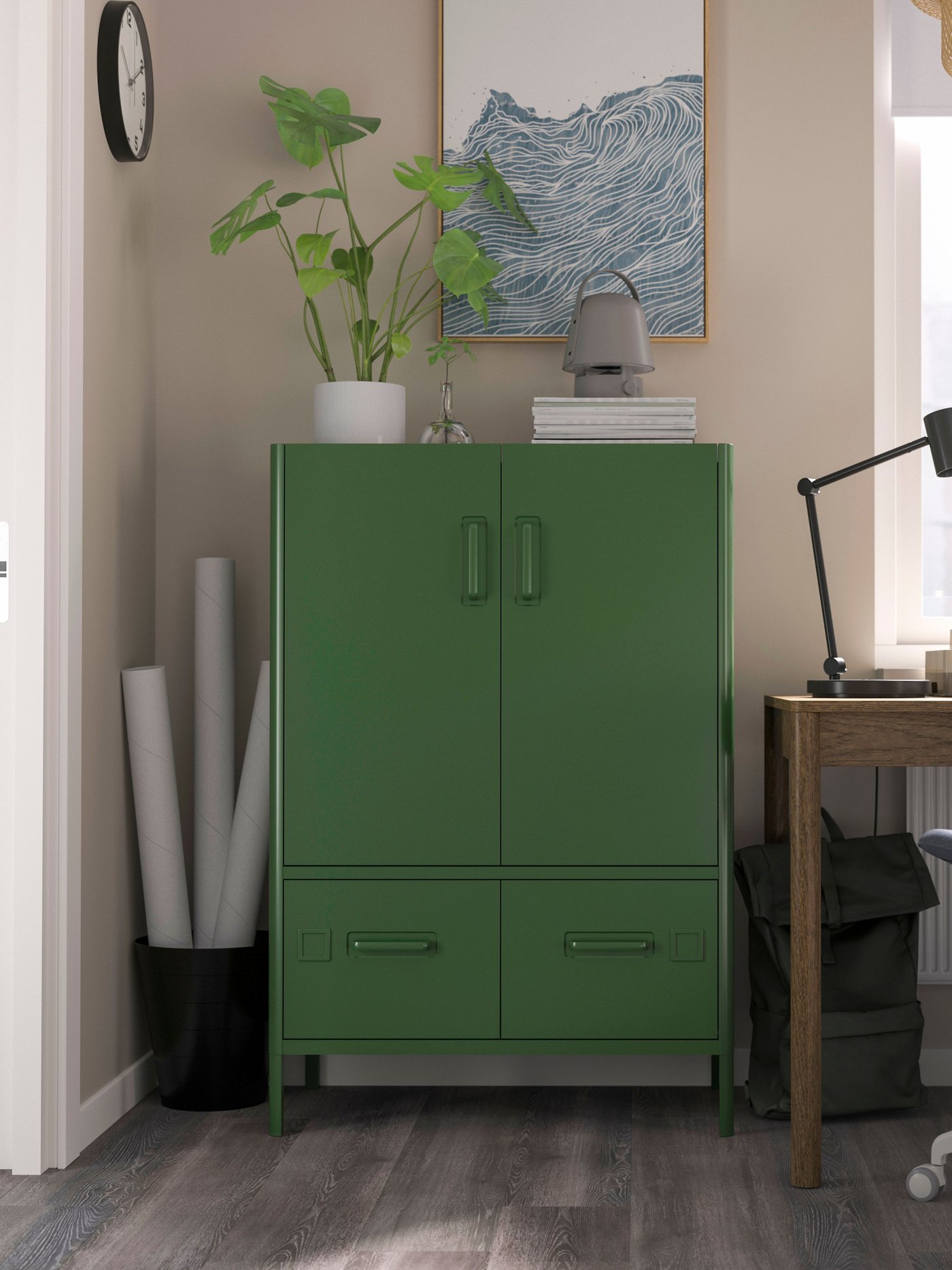 Un armario IDÅSEN verde oscuro con puertas y cajones.