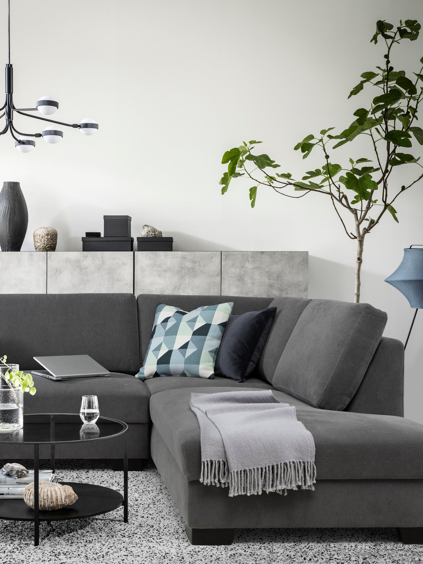 Ein Ecksofa mit offenem Ende, rechts/Tallmyra mittelgrau SÖRVALLEN, 4-Sitzer im Wohnzimmer.