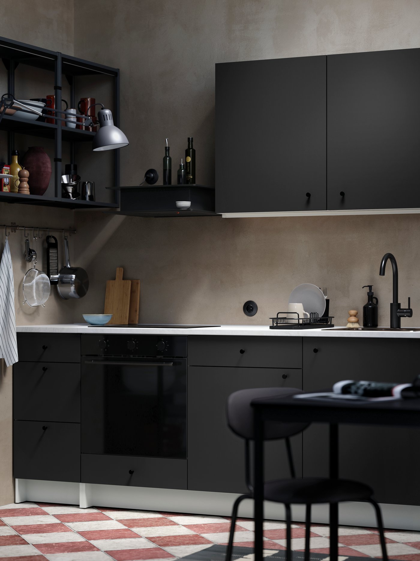A monochromatic kitchen with a KNOXHULT kitchen in dark grey, combining open and closed storage, with industrial features.