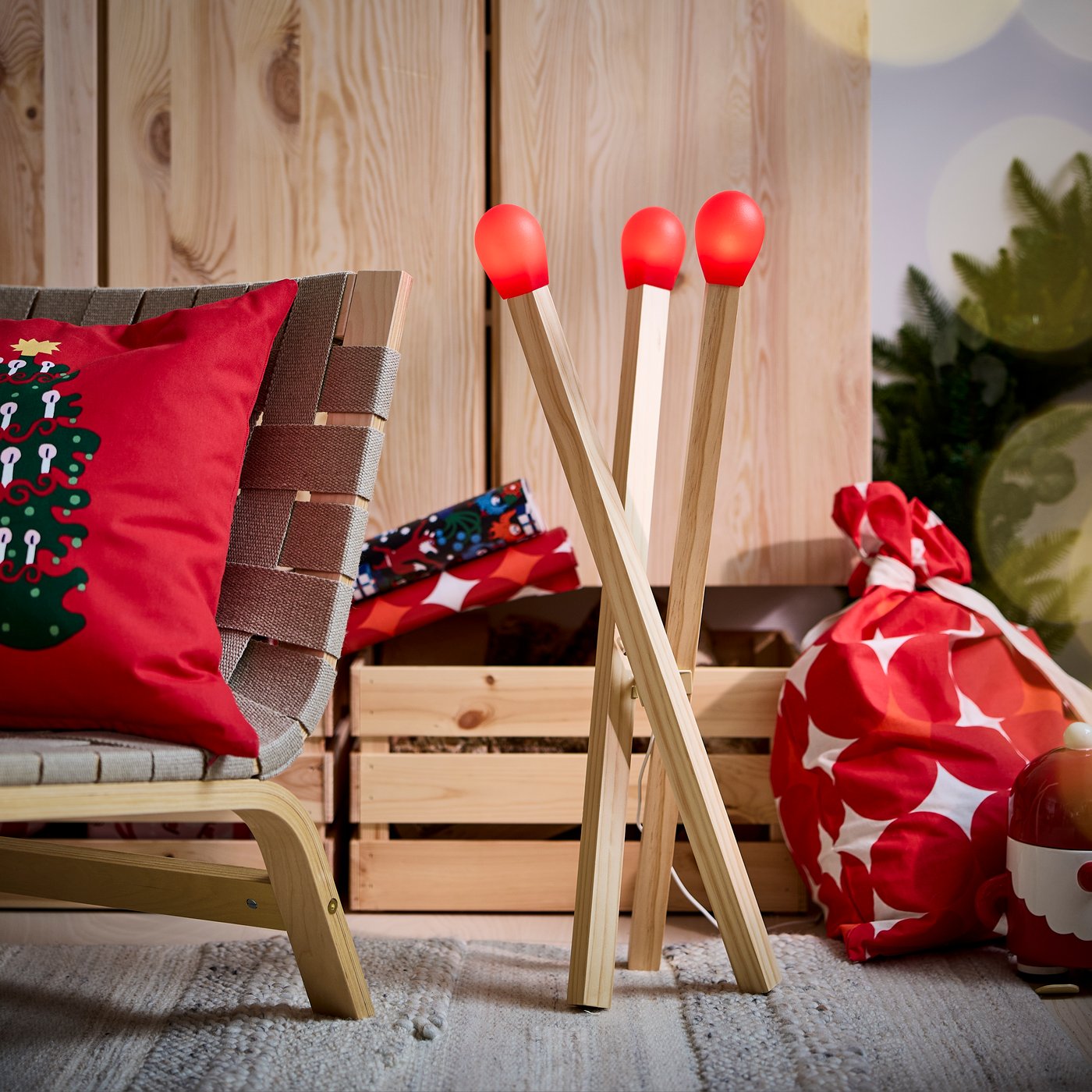 A matchstick-shaped wood STRÅLA LED floor lamp outside