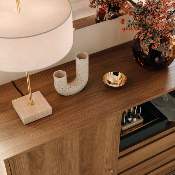 Lampe de table STOCKHOLM 2025 et vase STOCKHOLM 2025 avec des fleurs sur un rangement RÅDMANSÖ.