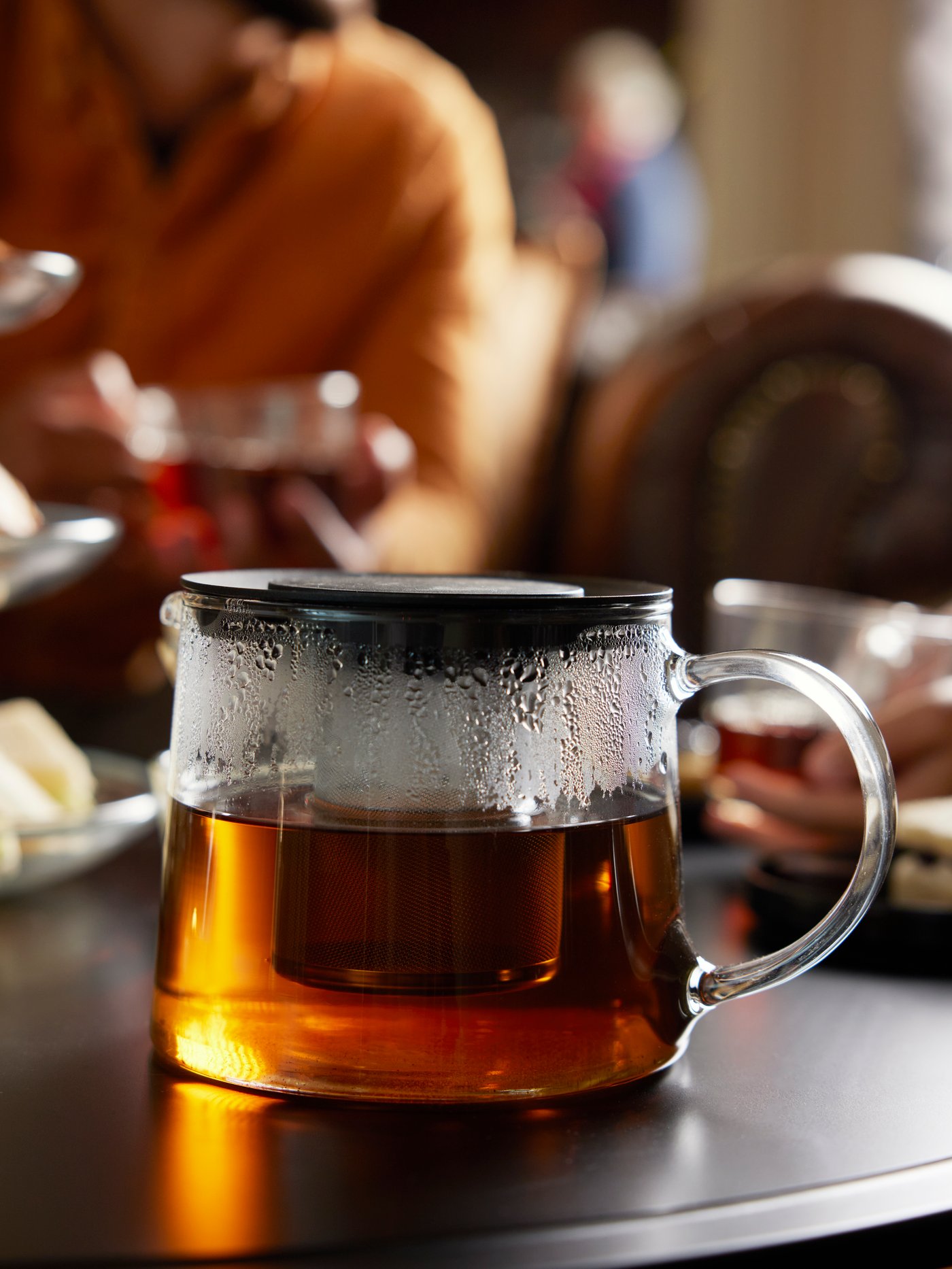 A glass RIKLIG teapot in the NA