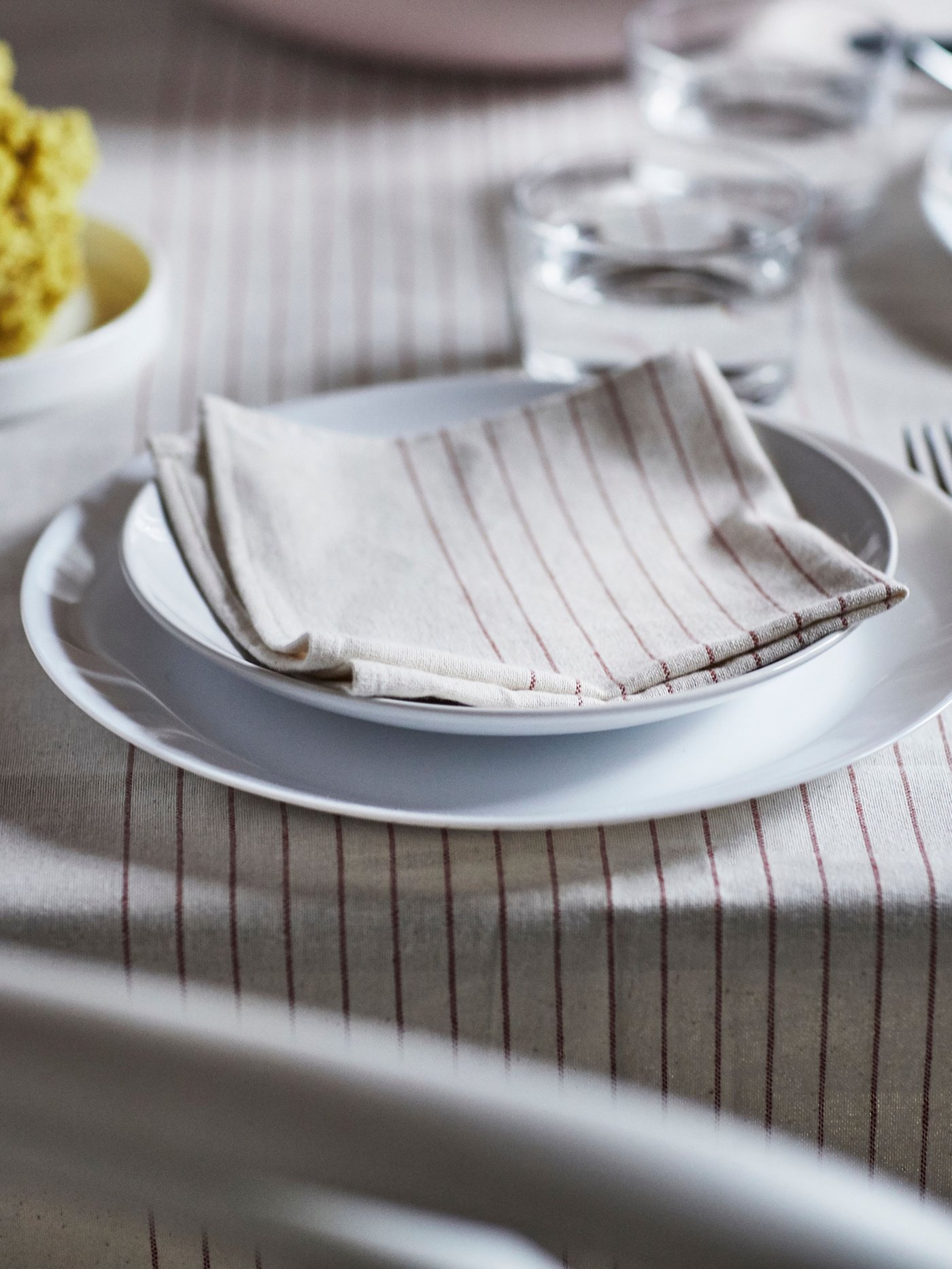 A stripe pattern red/natural VIPPSTARR napkin