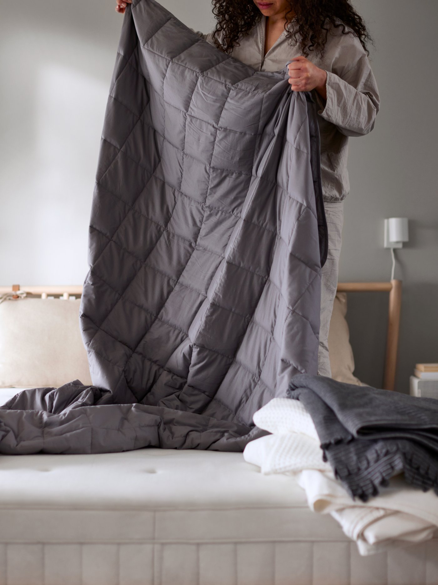 A grey POLARVIDE throw in the bedroom